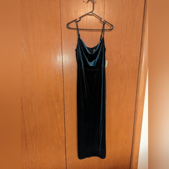 Taylor Dresses & Skirts - NWT Taylor Dark Emerald Green Velvet Dress Size 4